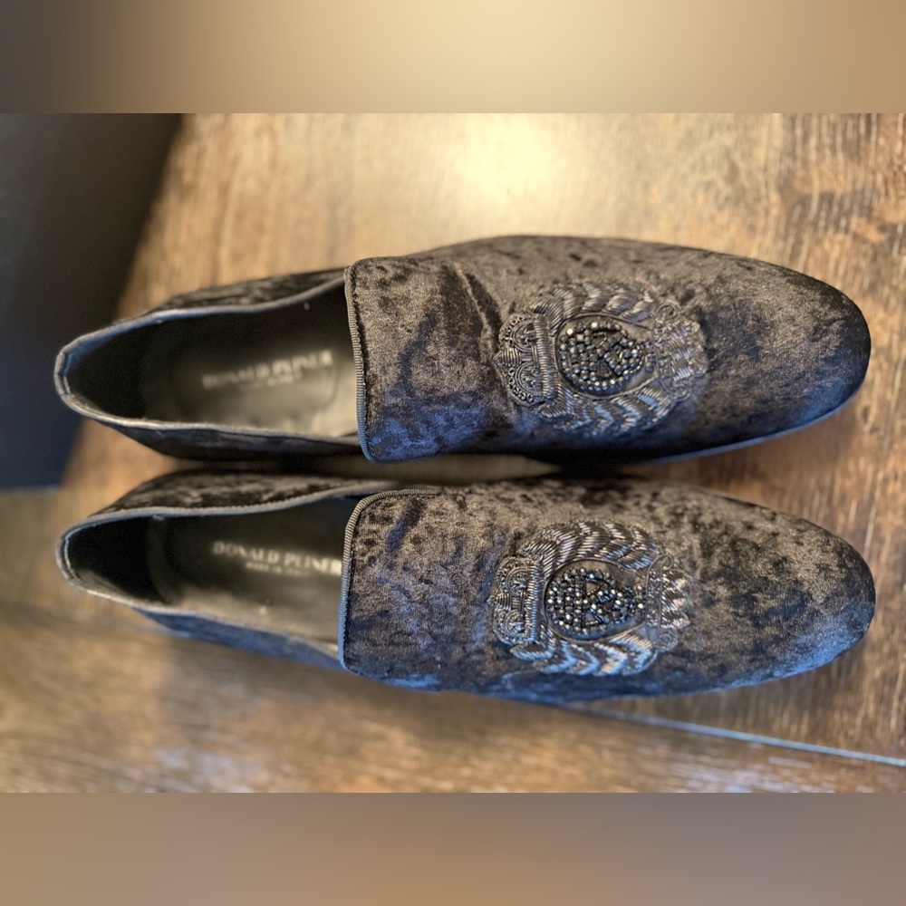 Donald J. Pliner Black Velvet Slip-Ons with Beaded Skull Crest 12M - Picture 4 of 6